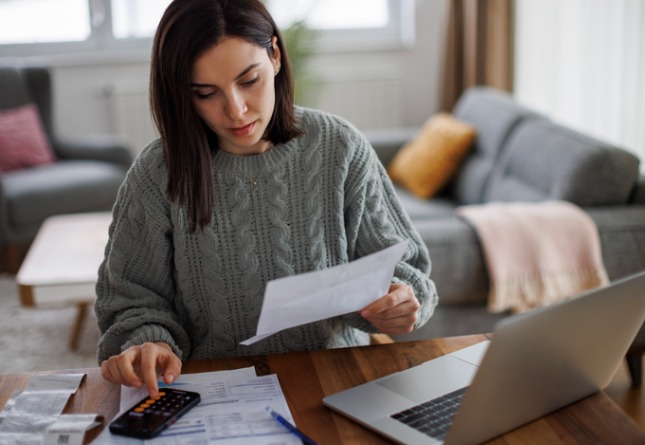 Une femme analyse ses factures d'énergie